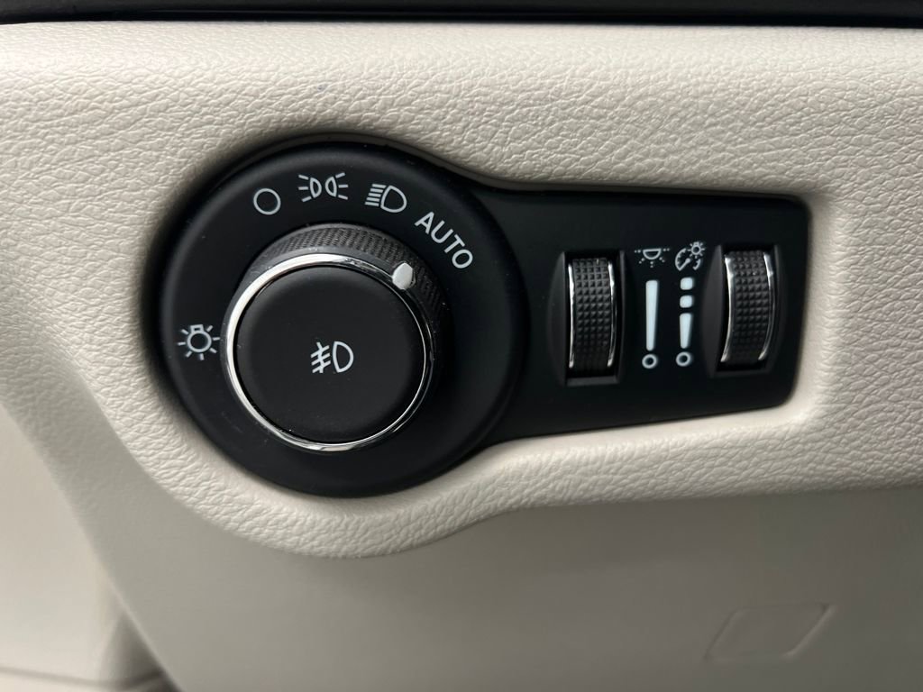 Used 2024 Chrysler Pacifica Touring-L image 54