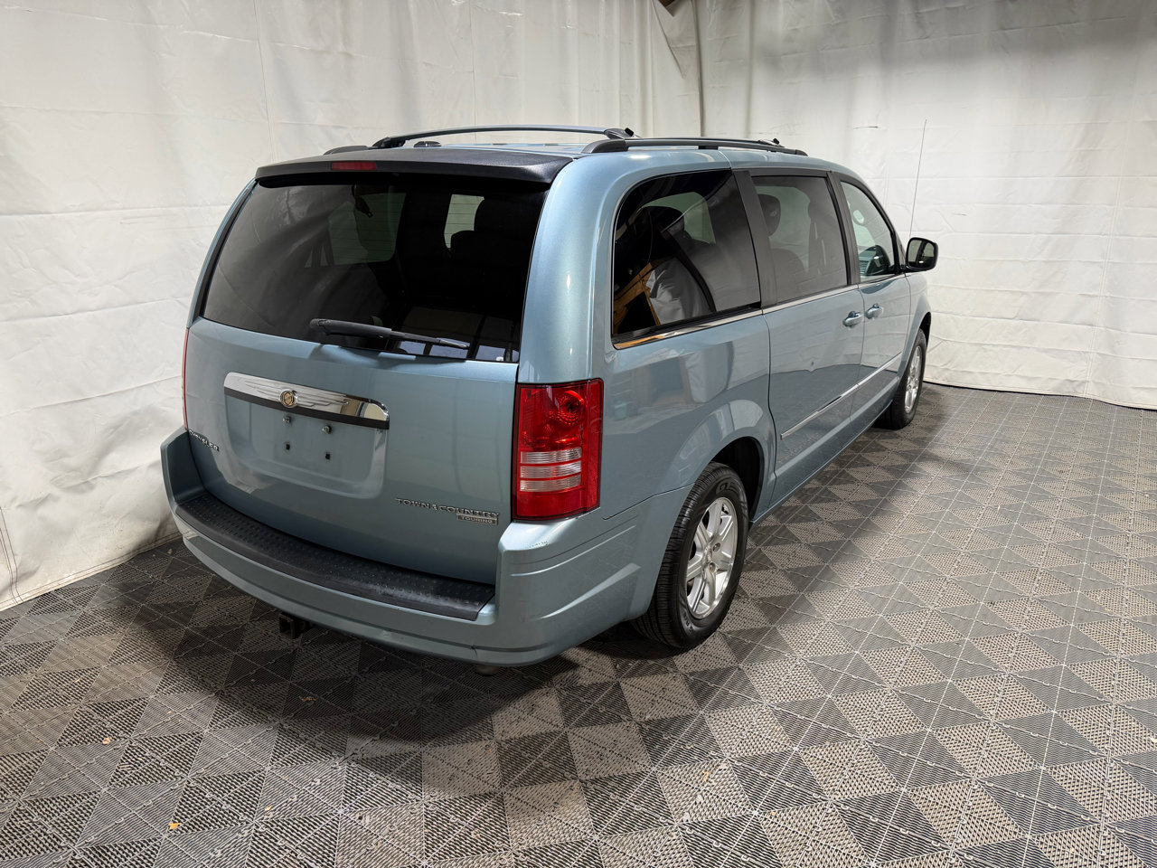 Used 2009 Chrysler Town & Country Touring w/ Flexible Seating Group image 6