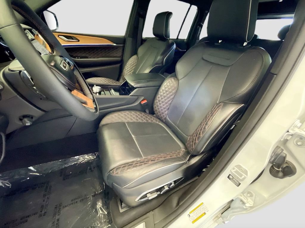 Used 2023 Jeep Grand Cherokee 4WD 4xe w/ MOPAR Finishing Package image 5