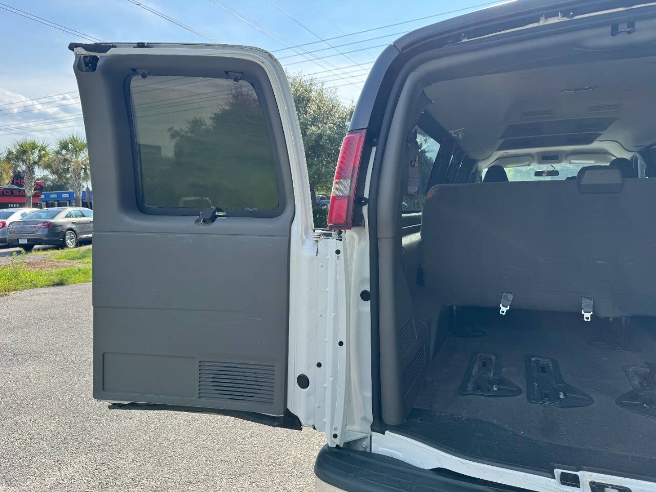 Used 2018 Chevrolet Express 3500 LT w/ LT Preferred Equipment Group RWD image 13