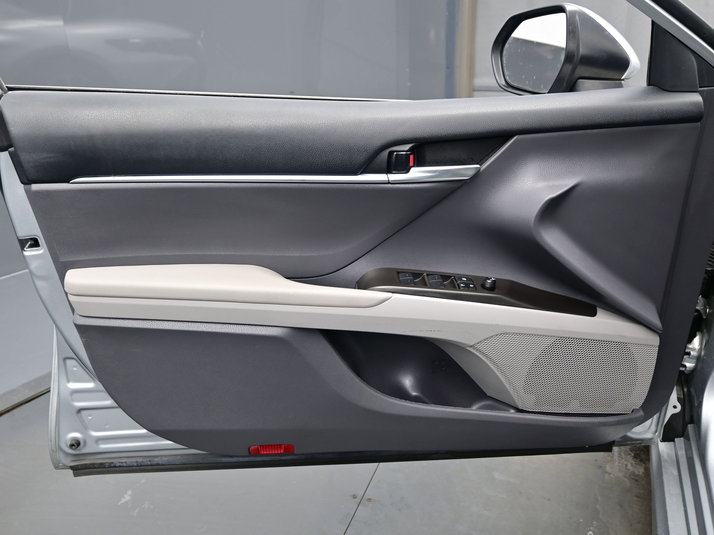 Used 2023 Toyota Camry SE image 9