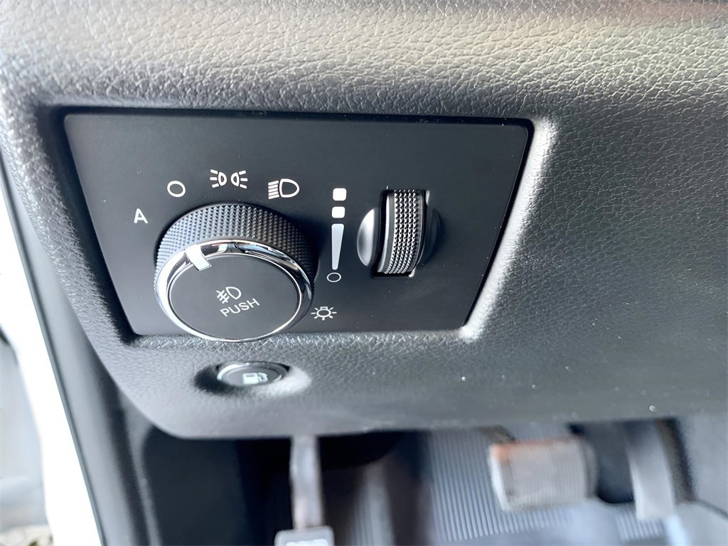 Used 2020 Jeep Grand Cherokee Limited w/ Luxury Group II image 32