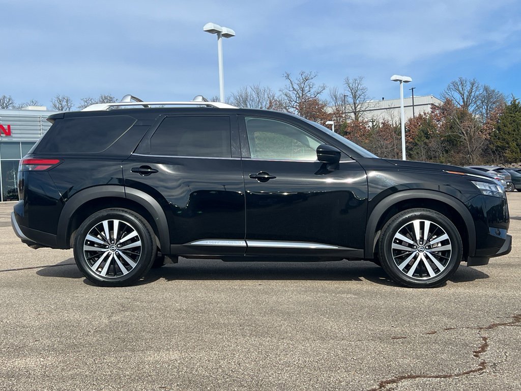 Used 2023 Nissan Pathfinder Platinum image 4