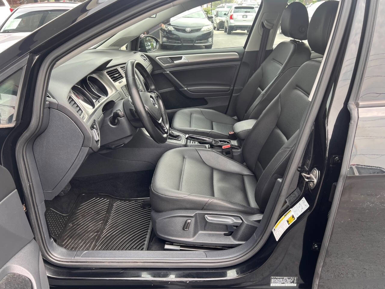 Used 2016 Volkswagen Golf SE image 12