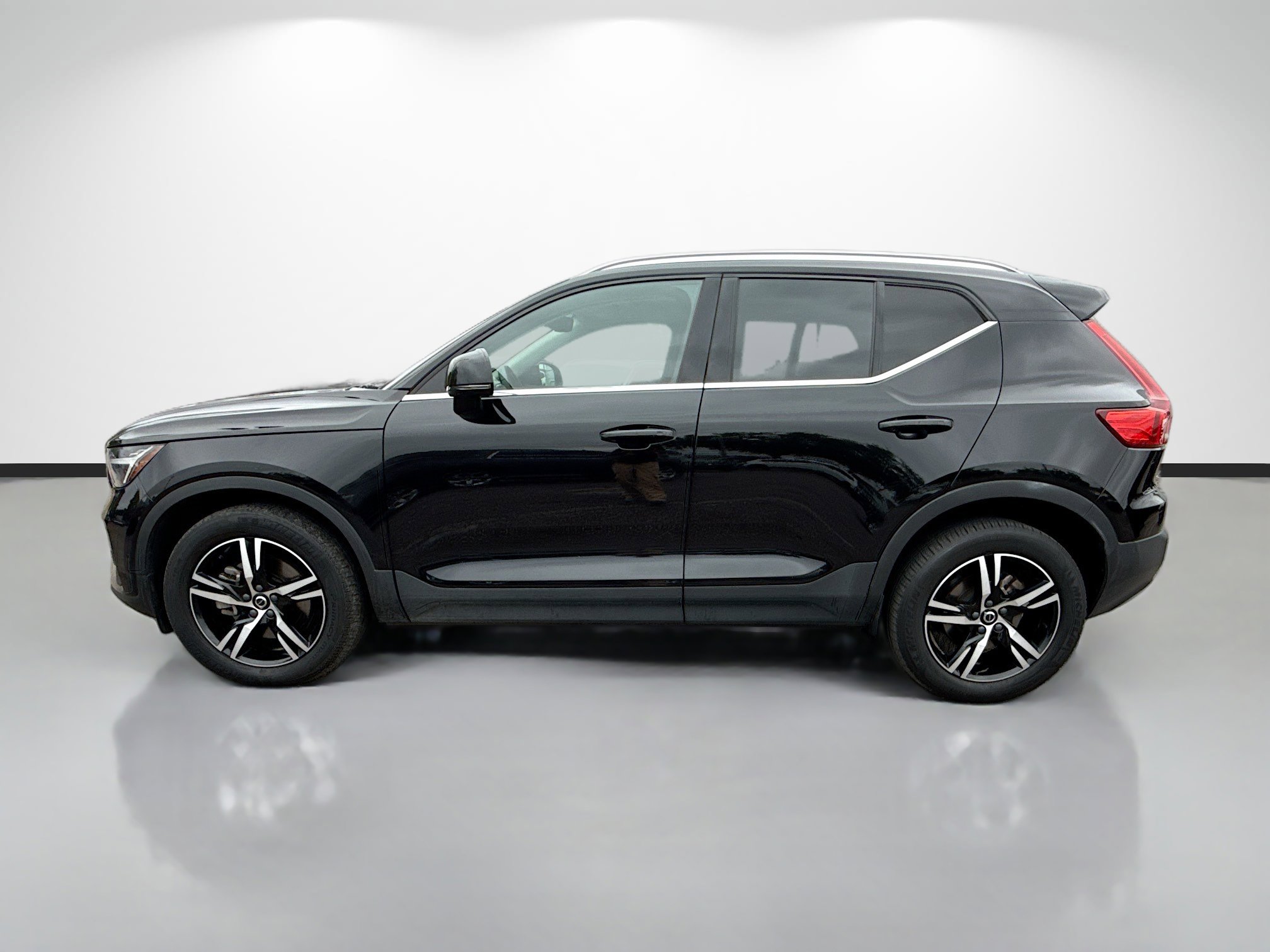 Used 2023 Volvo XC40 B5 Plus image 6