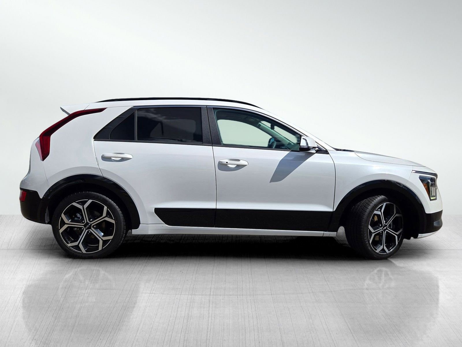 Used 2023 Kia Niro EX Touring FWD image 3