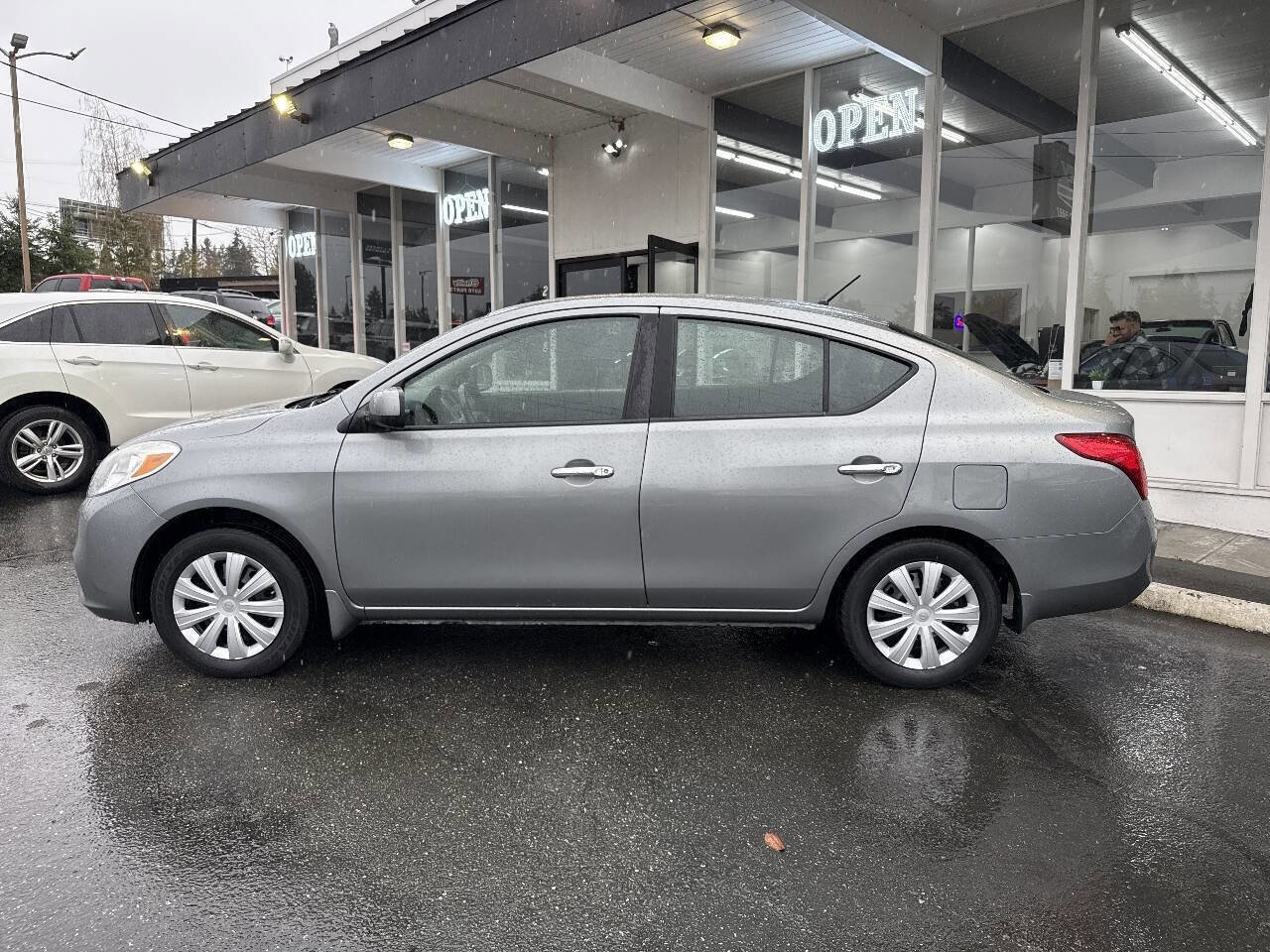Used 2012 Nissan Versa SV image 3