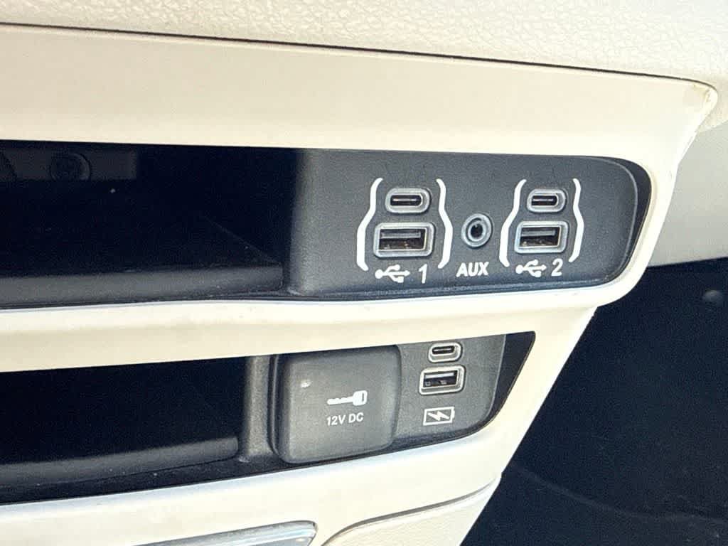 Used 2022 Chrysler Pacifica Touring-L FWD image 17