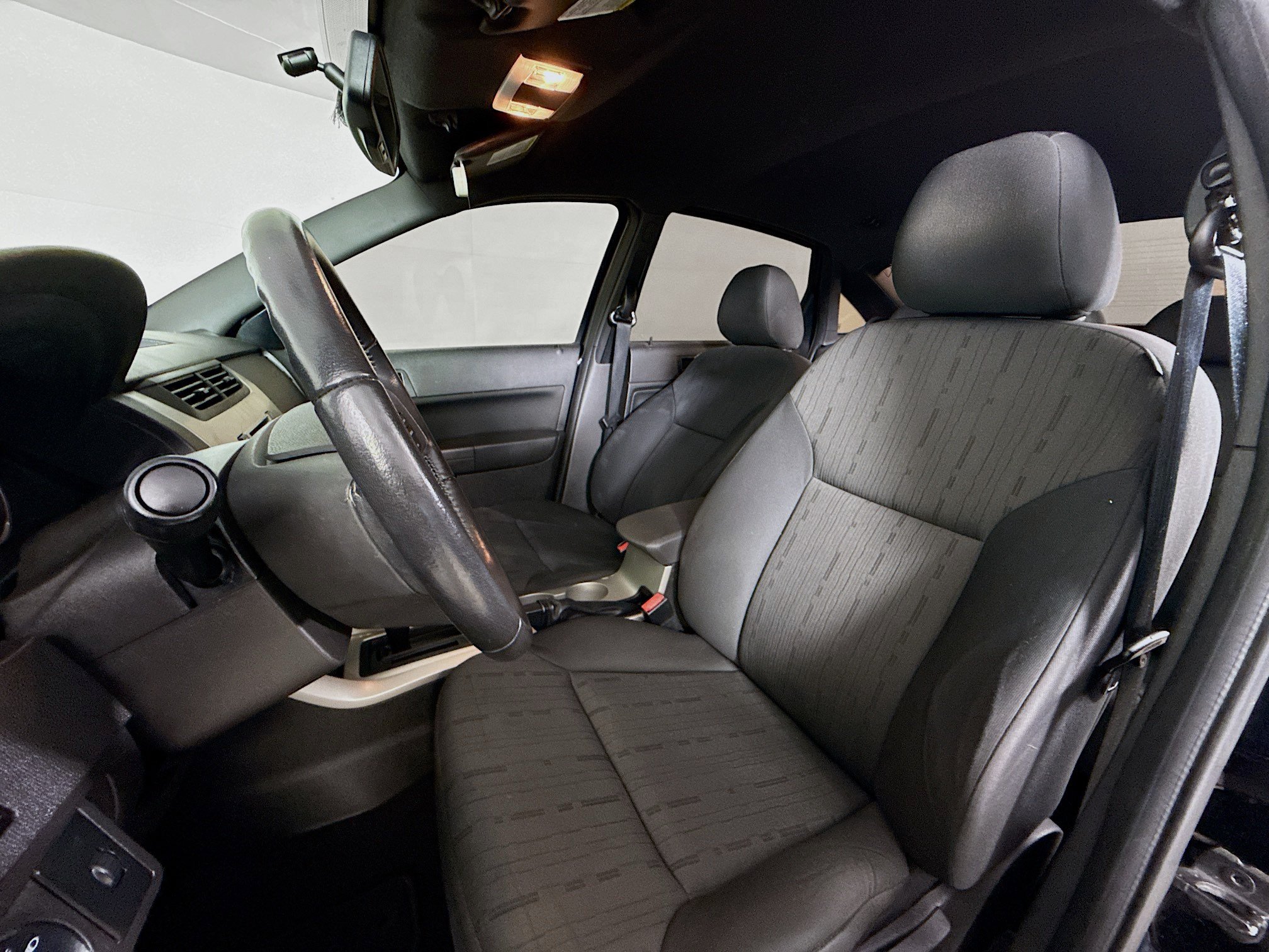 Used 2010 Ford Focus SE FWD image 22