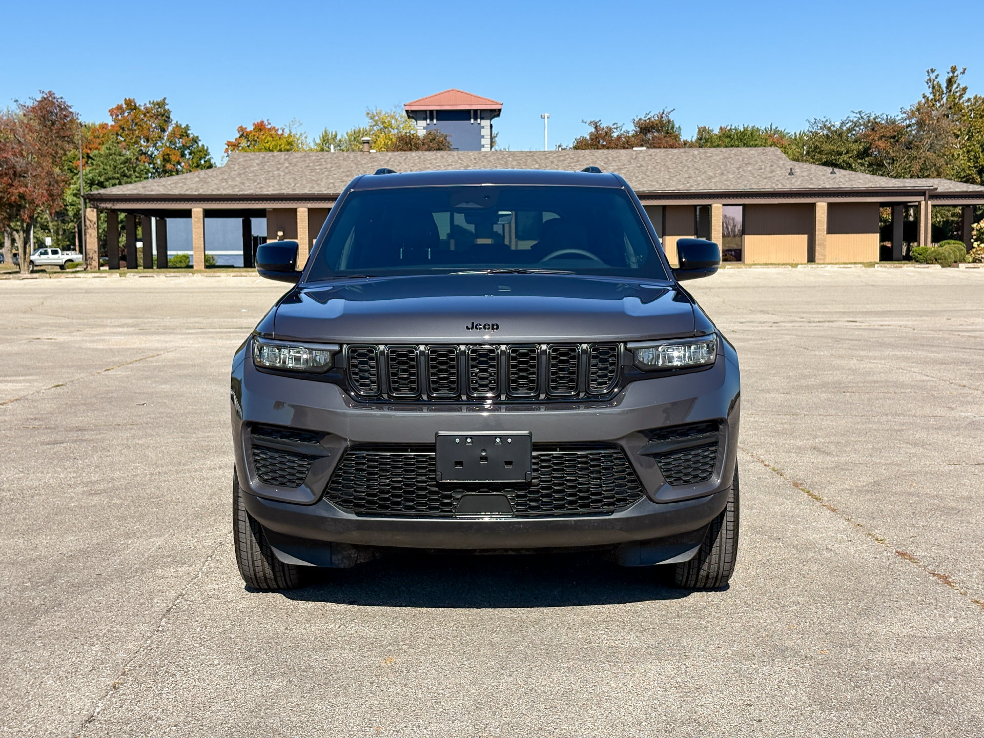 Used 2025 Jeep Grand Cherokee Altitude AWD/4WD image 3