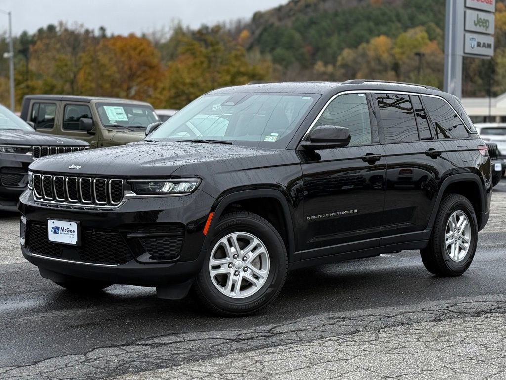 Used 2024 Jeep Grand Cherokee Laredo image 1