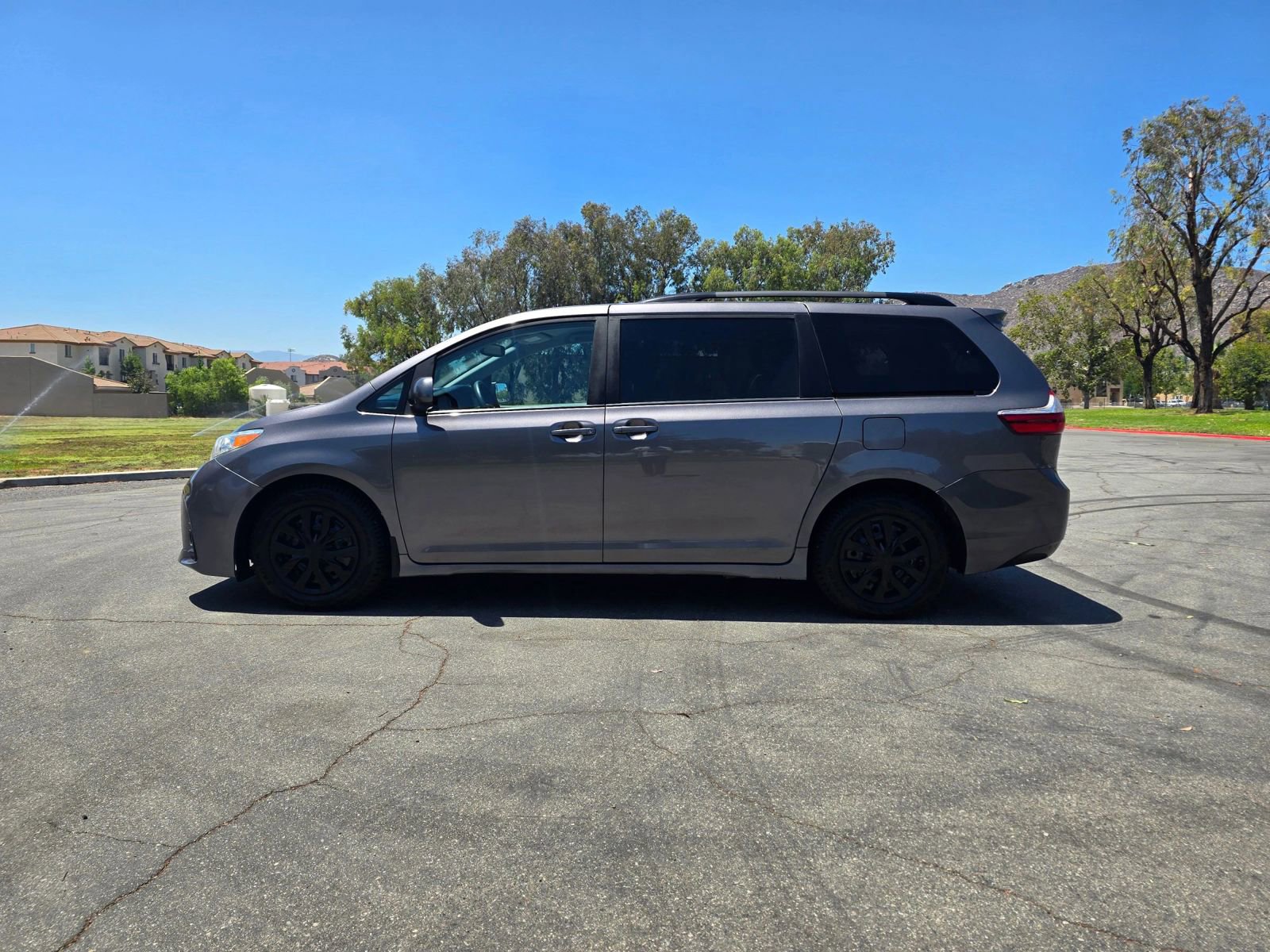 Used 2019 Toyota Sienna LE image 5