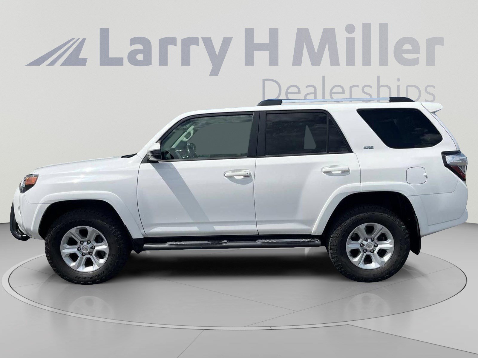 Certified 2019 Toyota 4Runner SR5 AWD/4WD image 2