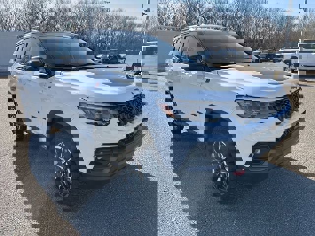 Used 2025 Jeep Compass Trailhawk image 3