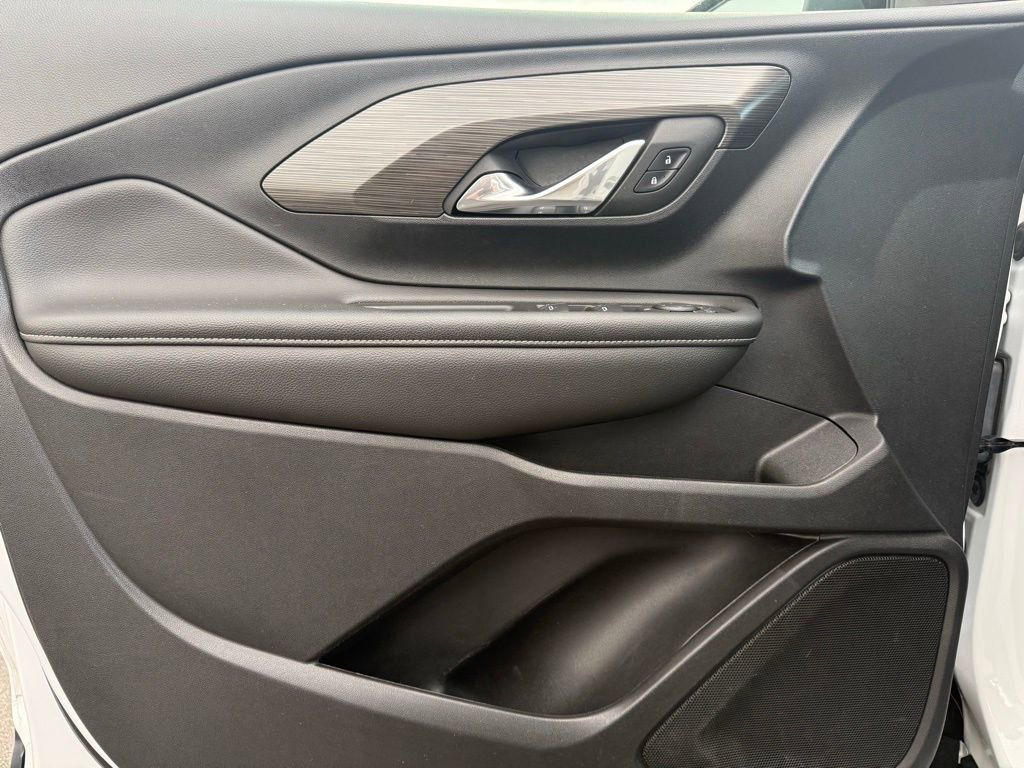 Used 2023 GMC Terrain SLE w/ Driver Convenience Package image 5