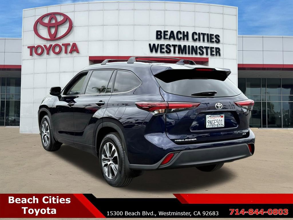 Certified 2024 Toyota Highlander XLE FWD image 8