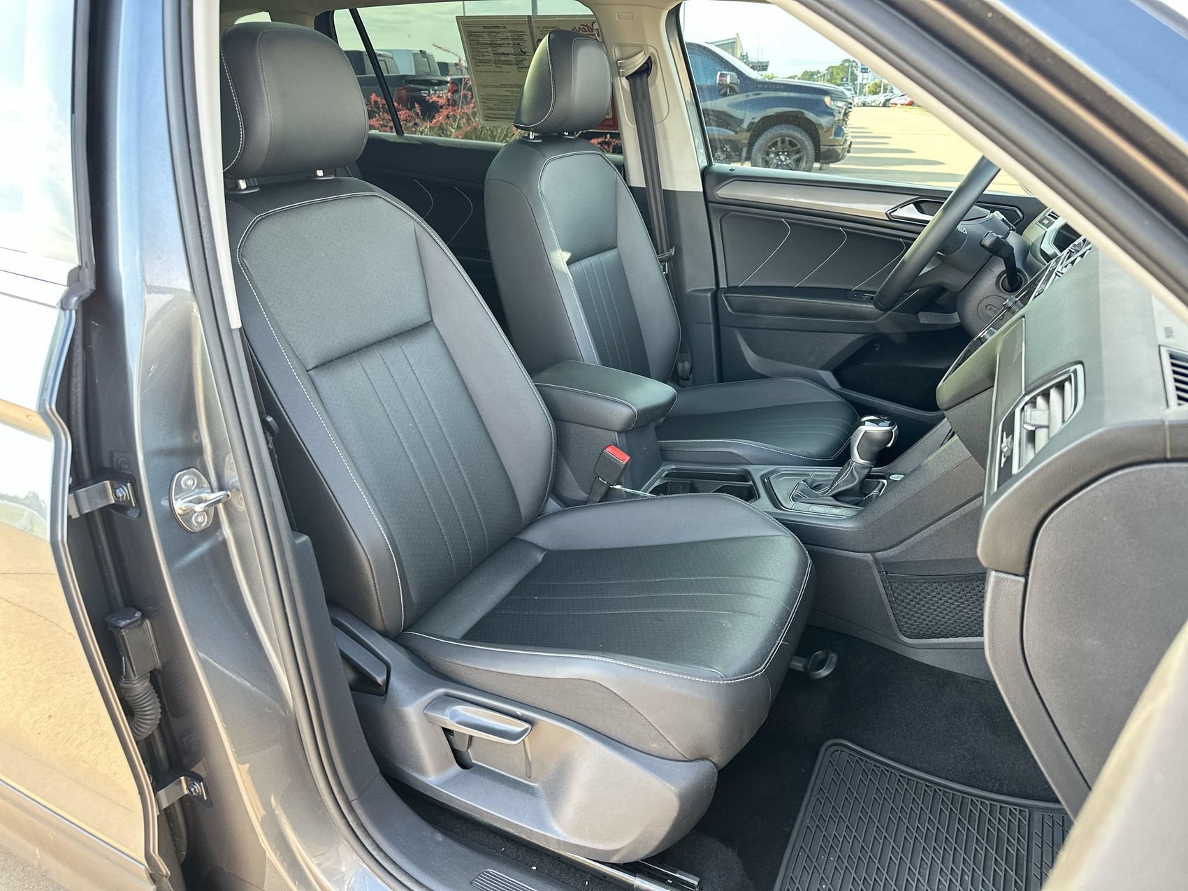 Used 2023 Volkswagen Tiguan SE FWD image 25