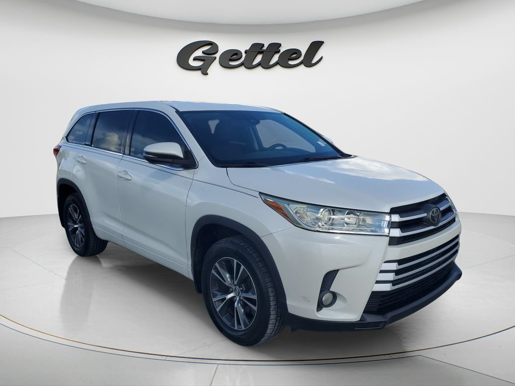 Used 2018 Toyota Highlander Plus FWD image 3