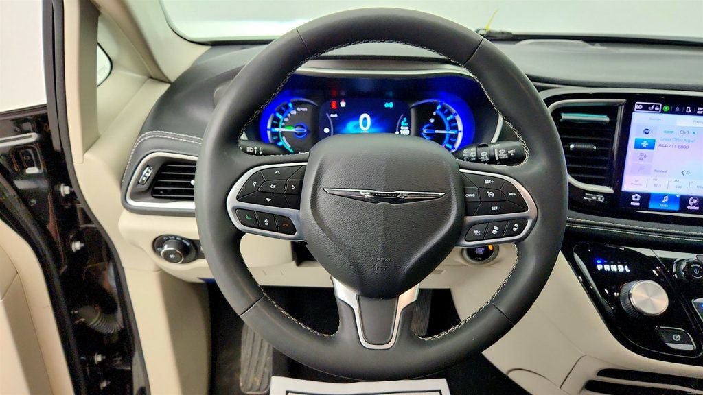 Used 2022 Chrysler Pacifica Touring-L FWD image 12
