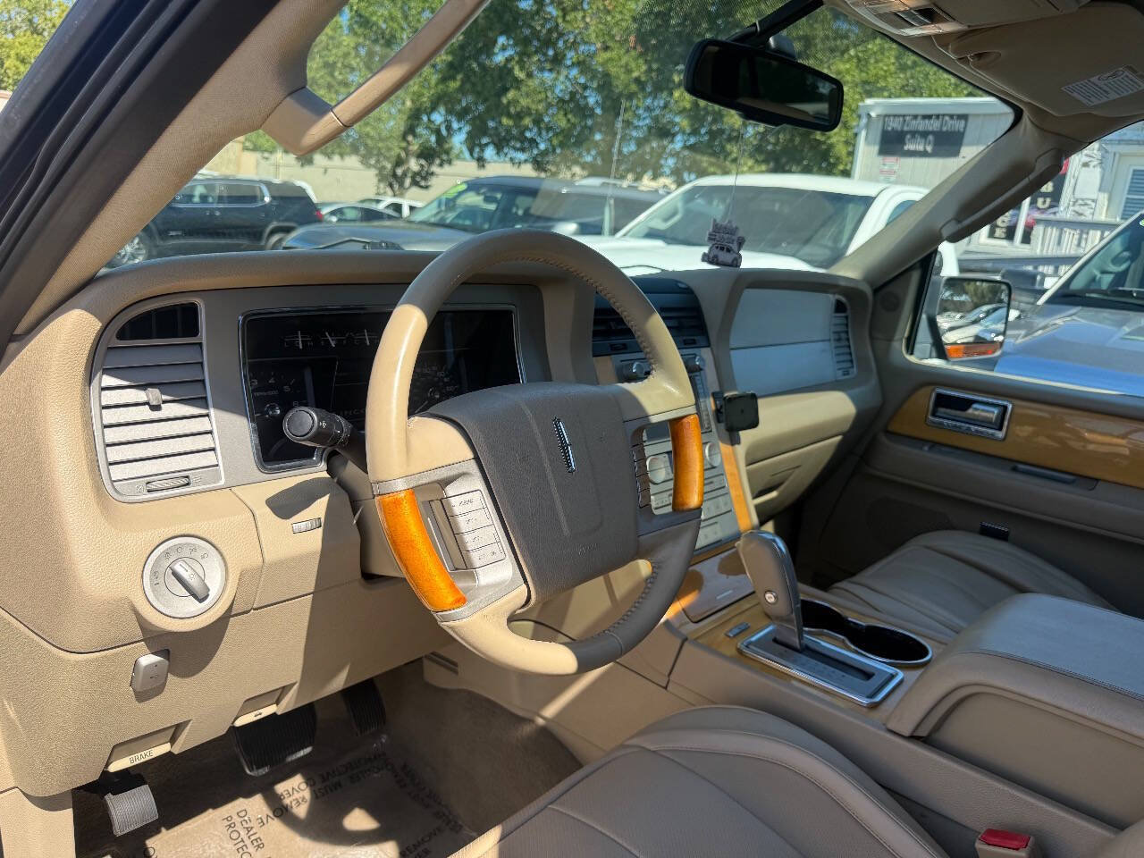 Used 2010 Lincoln Navigator 4WD image 13
