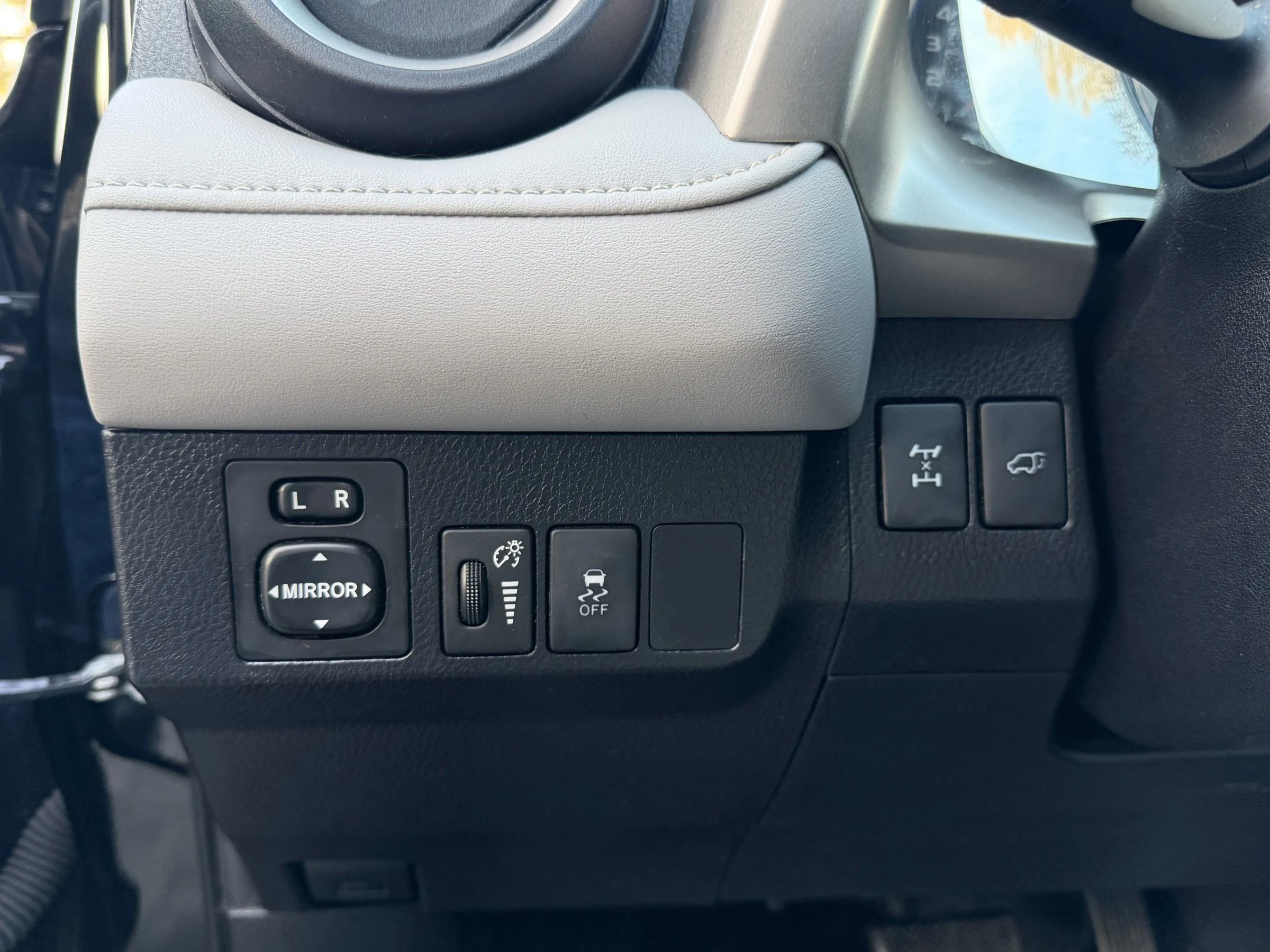 Used 2015 Toyota RAV4 Limited image 16