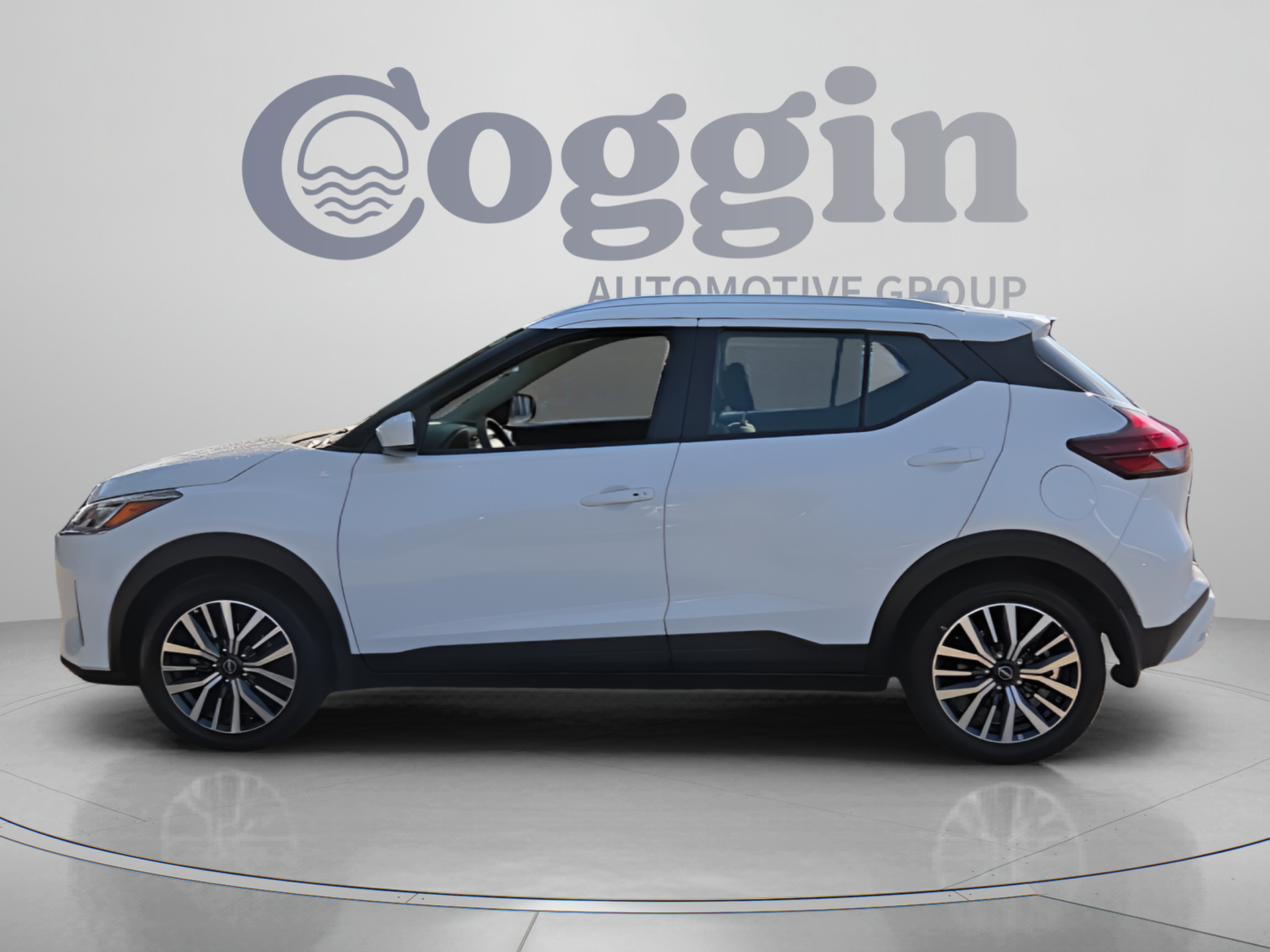 Used 2023 Nissan Kicks SV FWD image 2