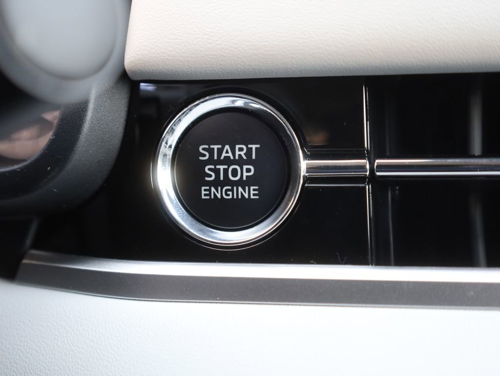 New 2025 Mitsubishi Outlander SE image 44