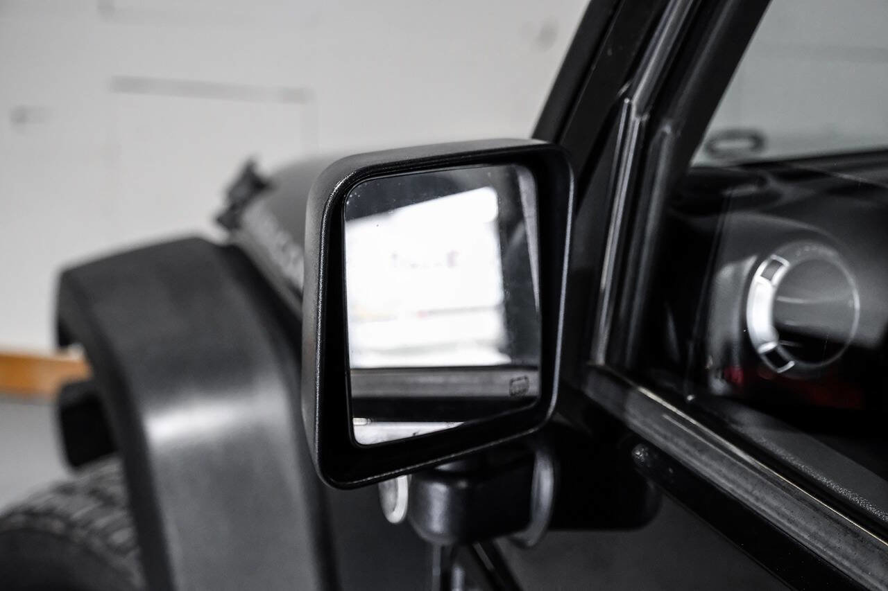 Used 2015 Jeep Wrangler Unlimited Rubicon w/ Connectivity Group AWD/4WD image 38