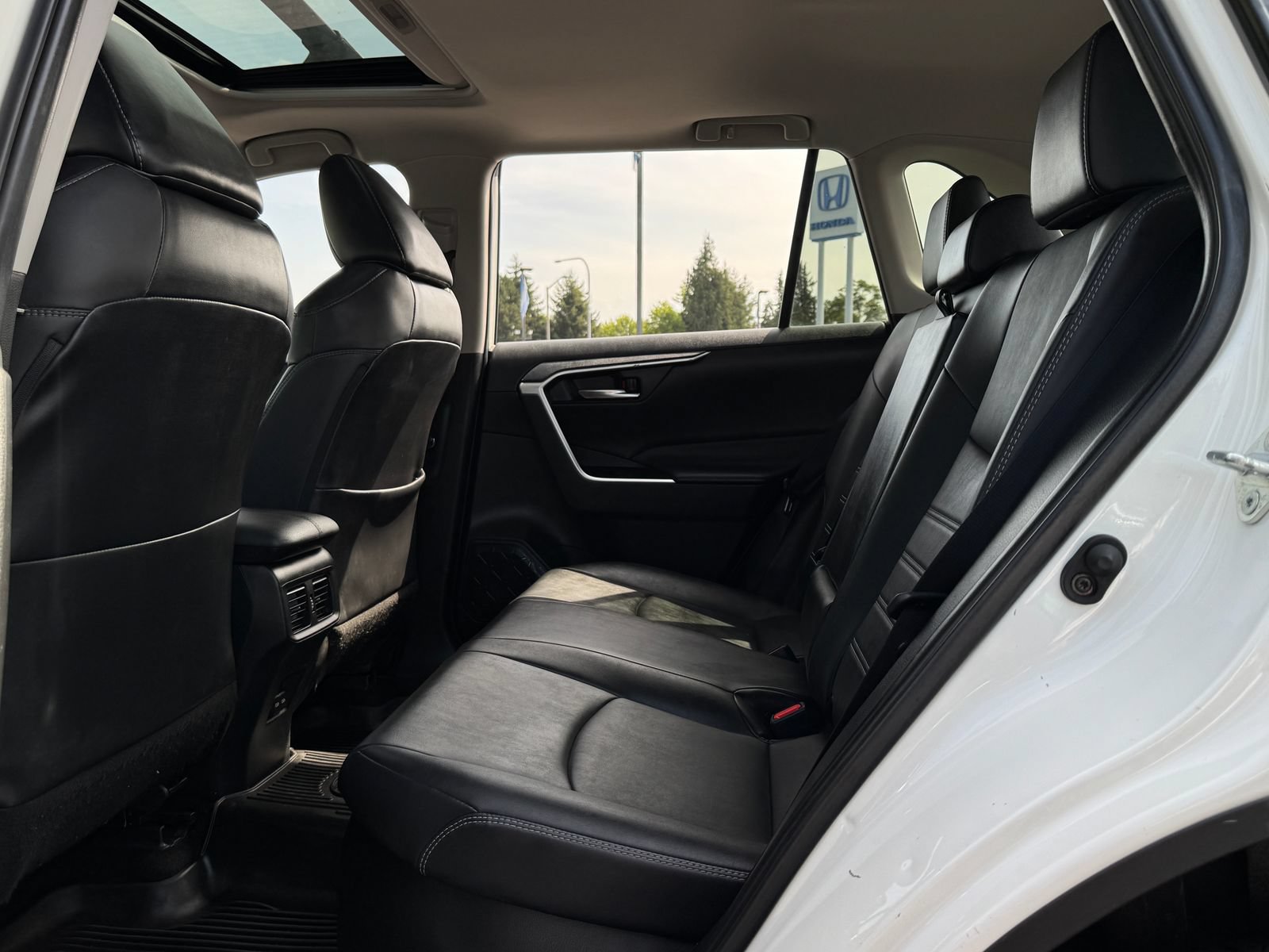 Used 2022 Toyota RAV4 XLE Premium AWD/4WD image 26