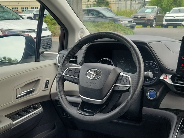 Used 2023 Toyota Sienna Limited AWD/4WD image 3