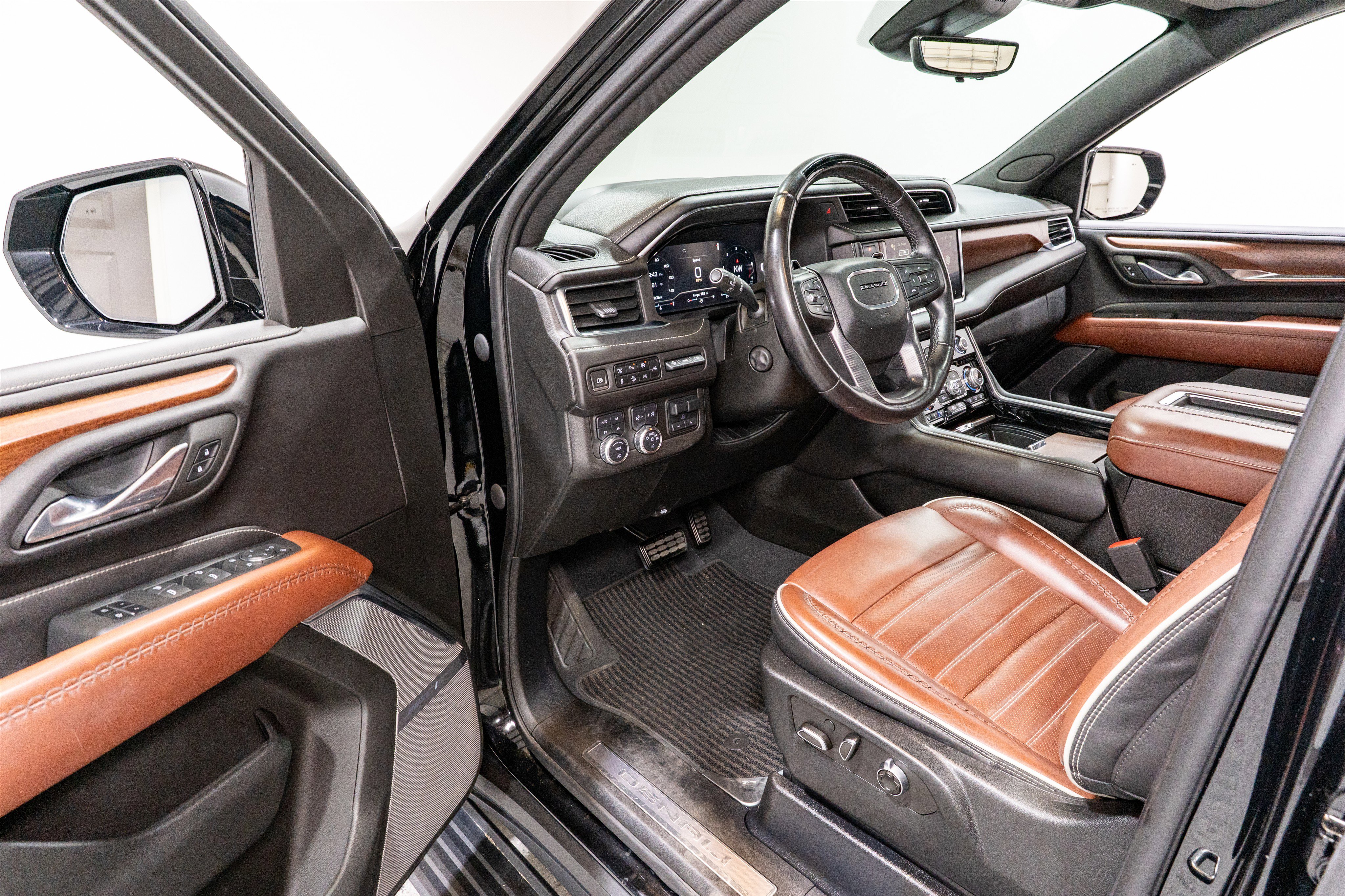 Used 2023 GMC Yukon Denali Ultimate AWD/4WD image 13