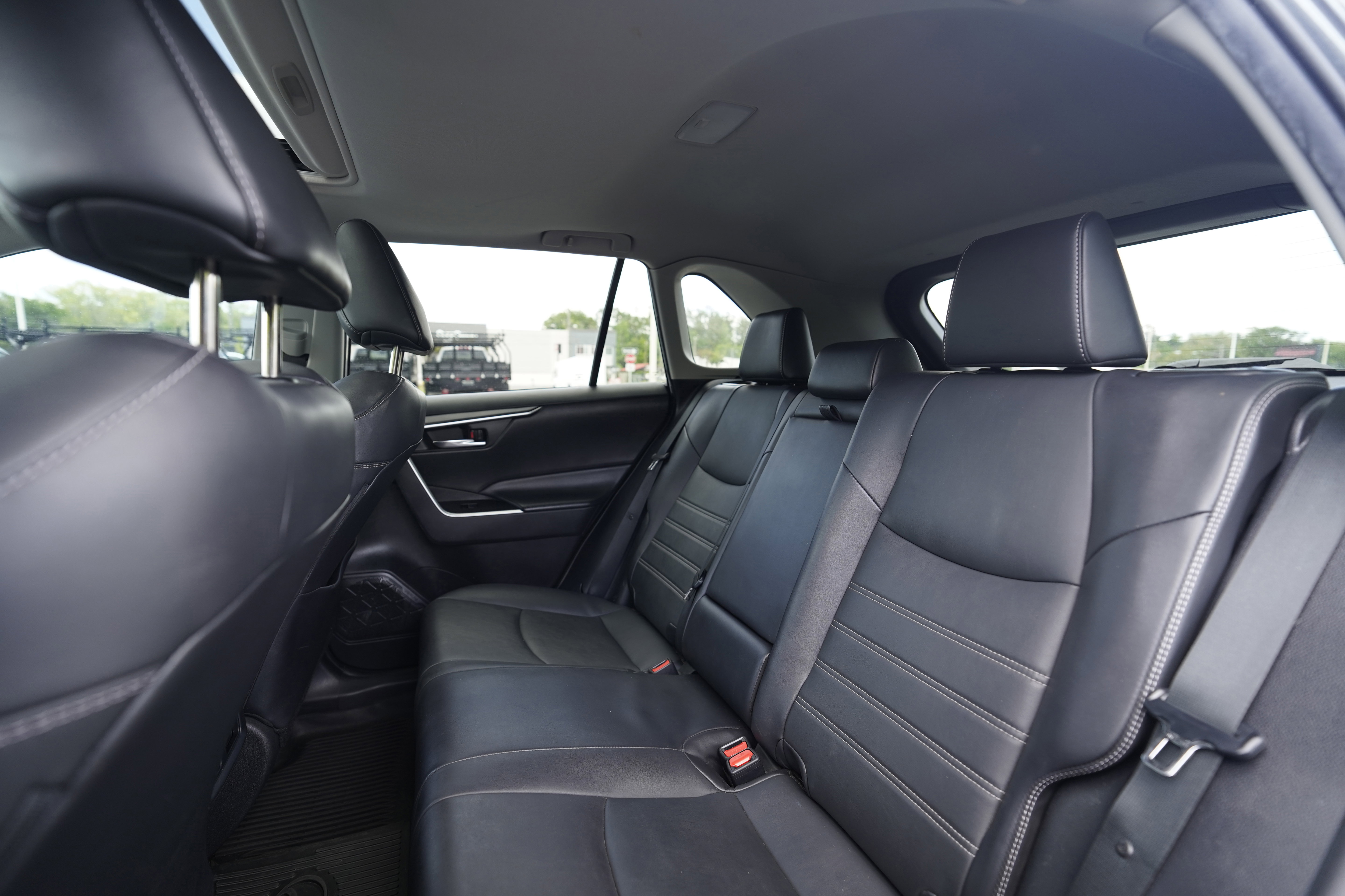 Used 2022 Toyota RAV4 XLE Premium FWD image 9