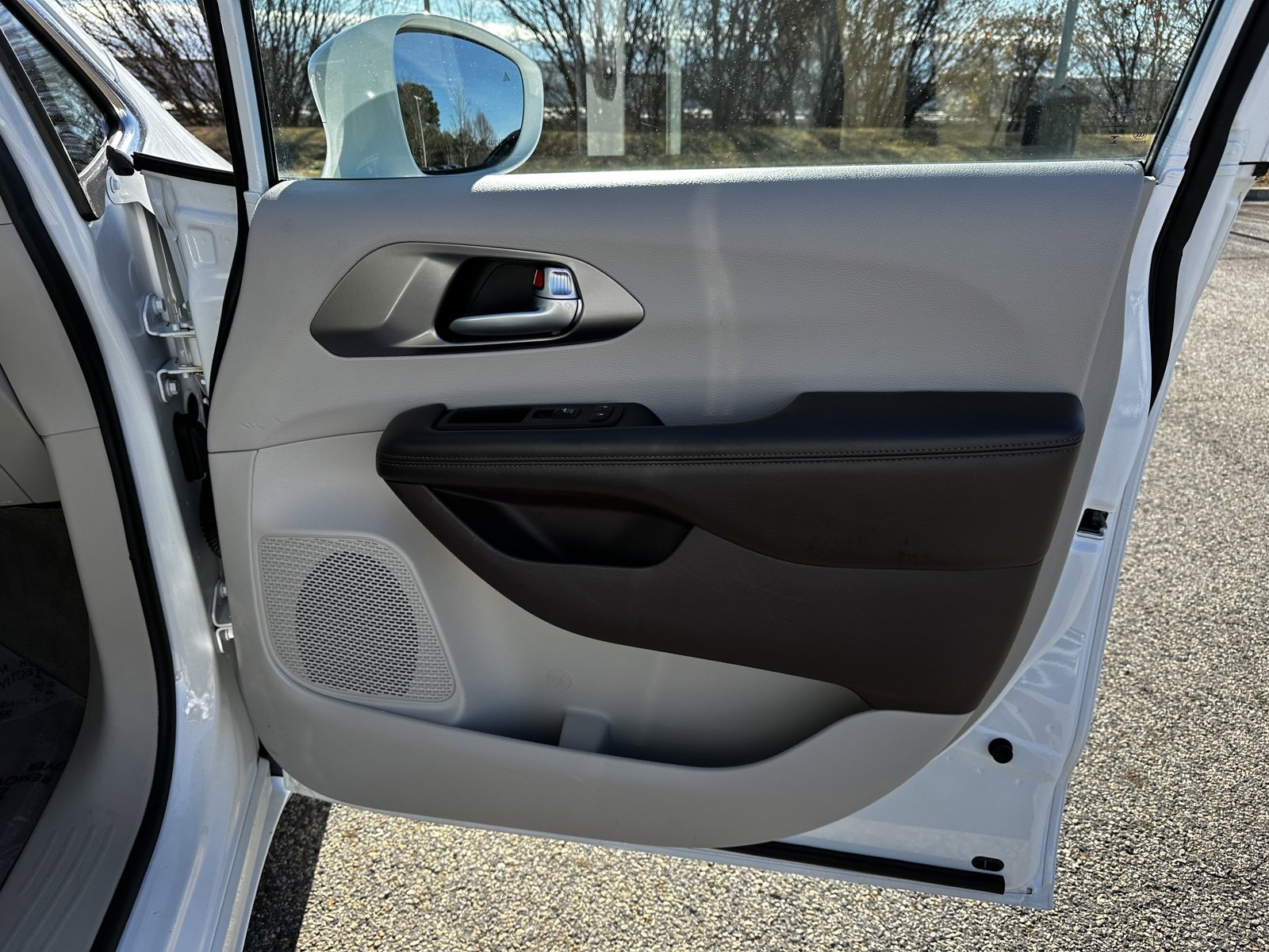 Used 2018 Chrysler Pacifica Touring-L image 14