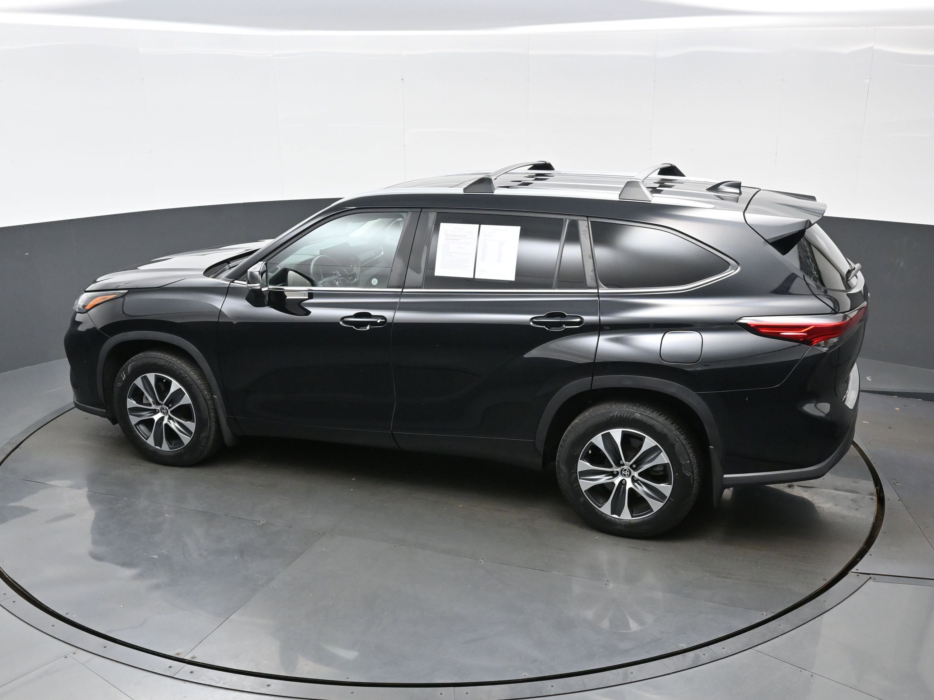 Used 2023 Toyota Highlander XLE AWD/4WD image 38