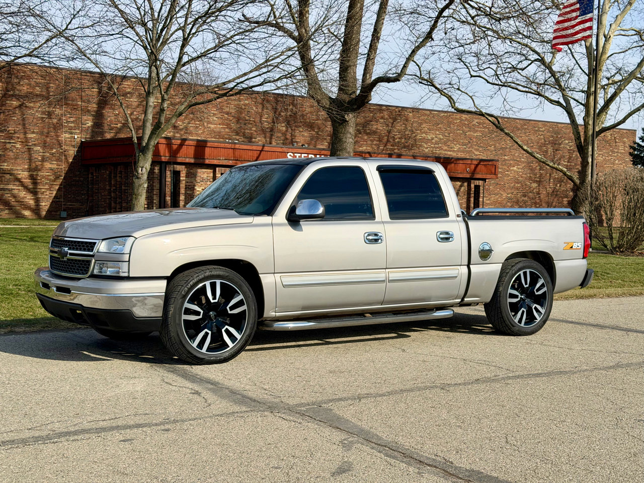 Used 2007 Chevrolet Silverado 1500 LT w/ Crew Cab Value Package image 2