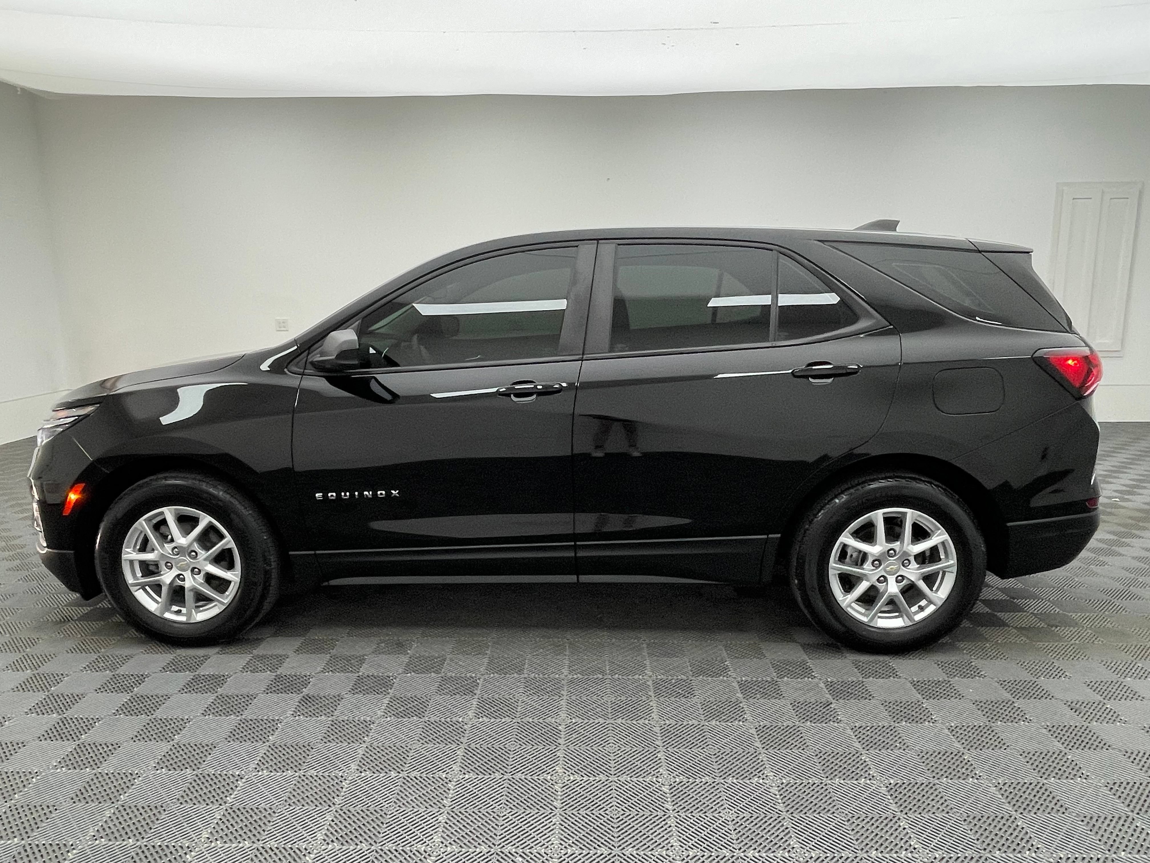 Used 2024 Chevrolet Equinox LS FWD image 9