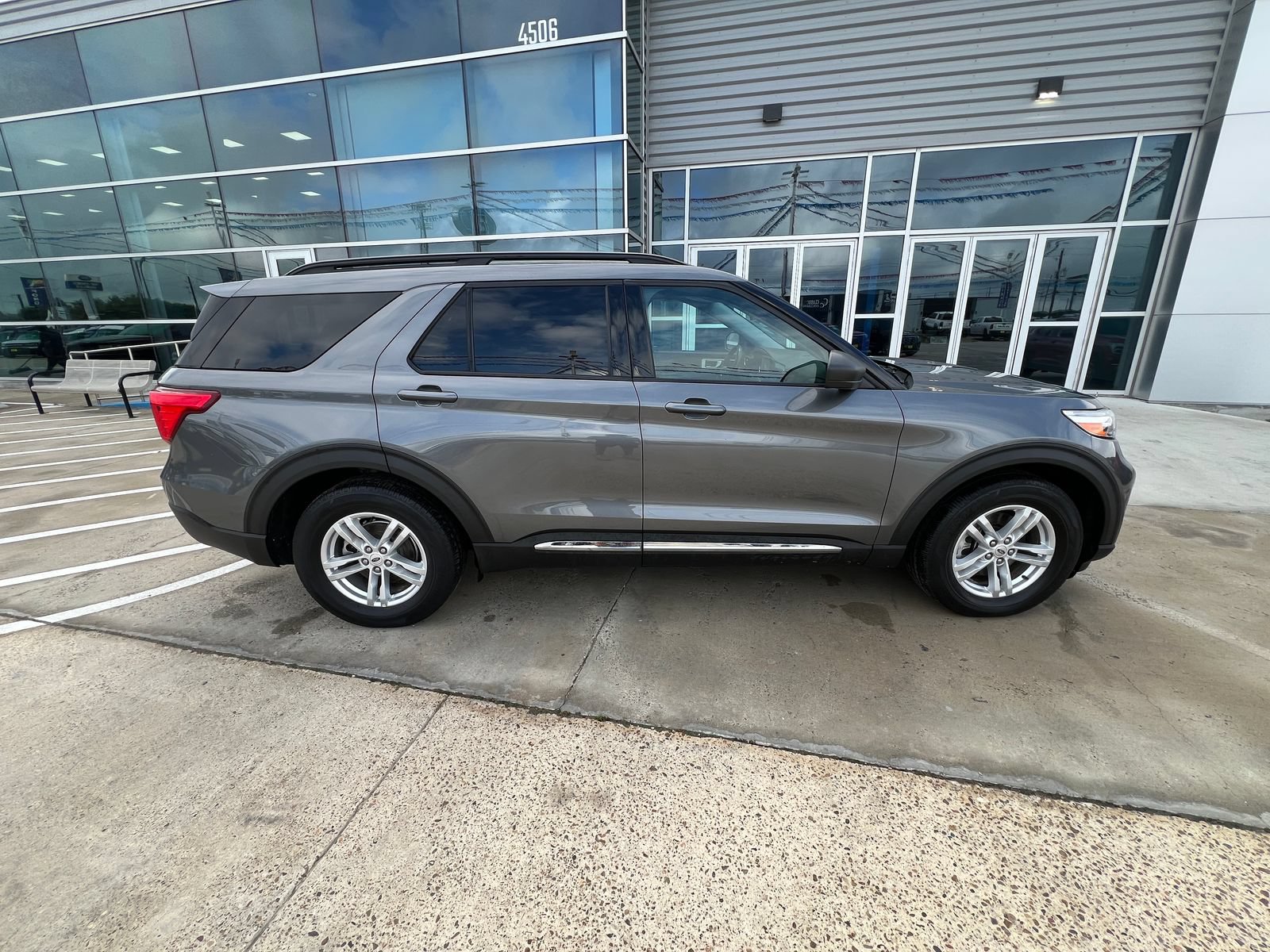 Used 2023 Ford Explorer XLT w/ Equipment Group 202A RWD image 2