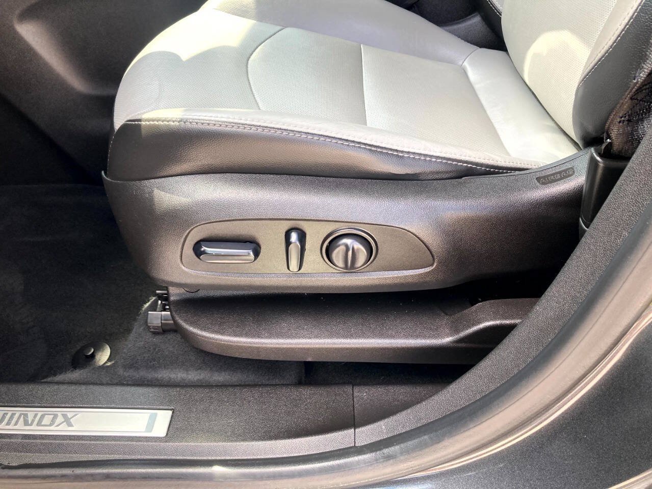 Used 2018 Chevrolet Equinox Premier w/ LPO, Cargo Package FWD image 10
