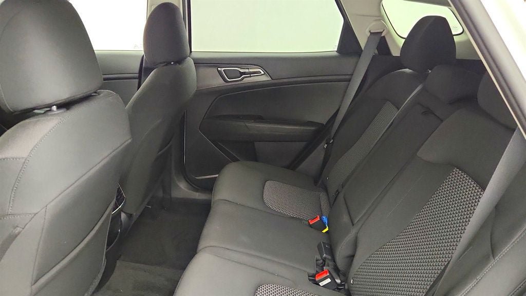 Used 2025 Kia Sportage LX FWD image 18