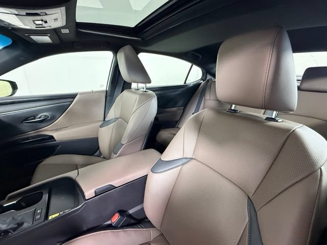 Used 2025 Lexus ES 300h w/ Premium Package FWD image 5
