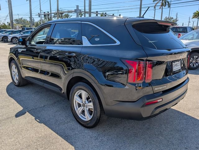 Used 2023 Kia Sorento LX image 5