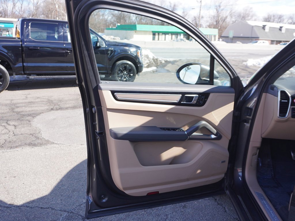 Used 2020 Porsche Cayenne Turbo image 27