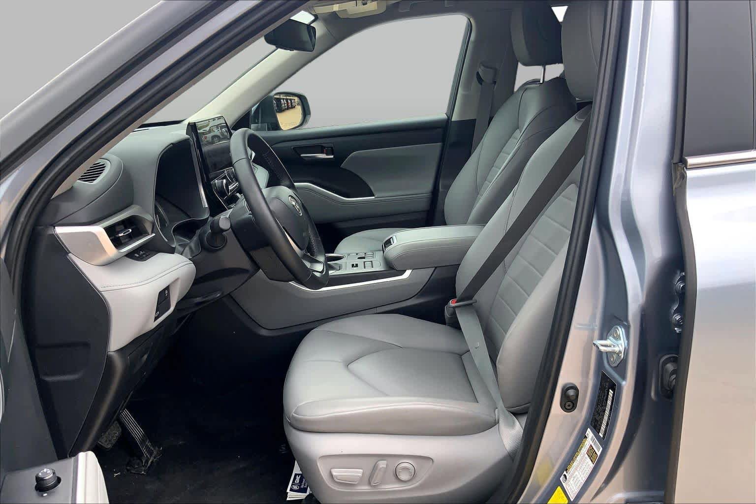 Used 2024 Toyota Highlander XLE AWD/4WD image 8
