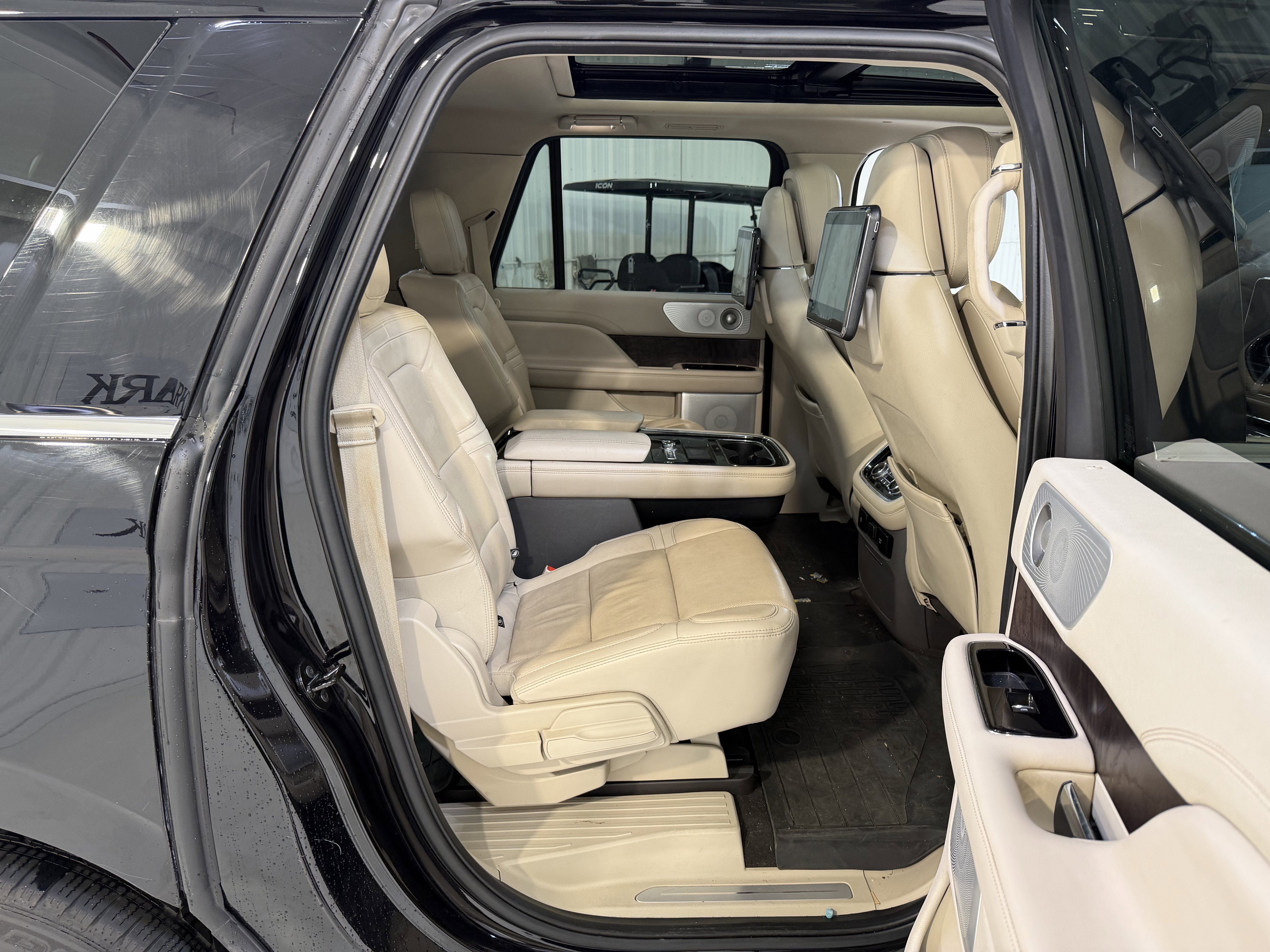 Used 2020 Lincoln Navigator L Reserve w/ Luxury Package RWD image 14
