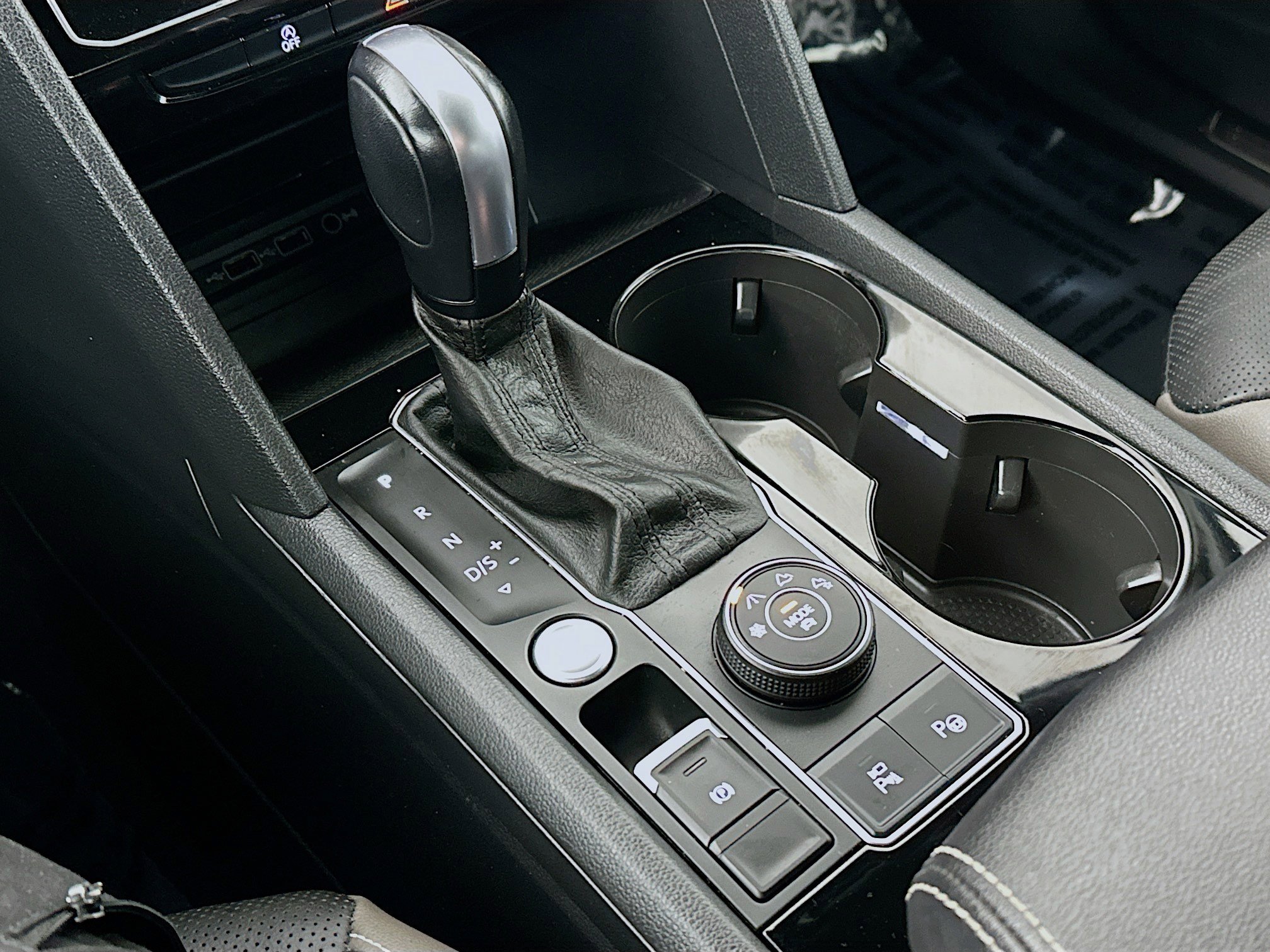 Used 2020 Volkswagen Atlas Cross Sport SEL Premium image 17