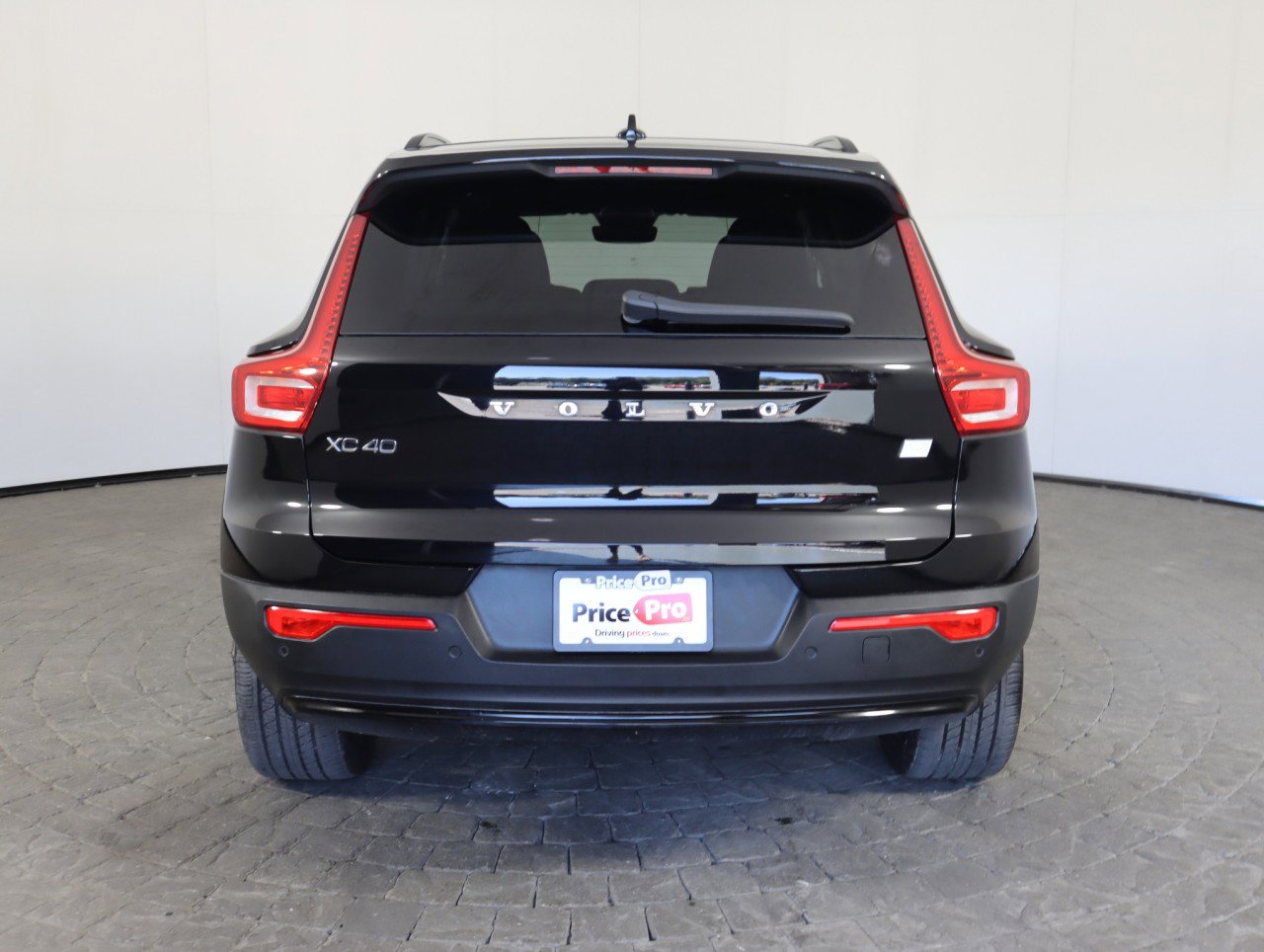 Used 2023 Volvo XC40 Recharge Plus image 7