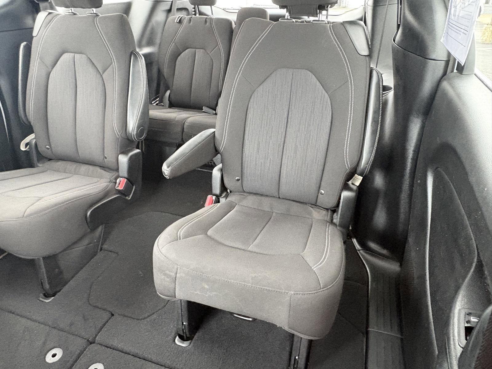 Used 2023 Chrysler Pacifica Touring image 14