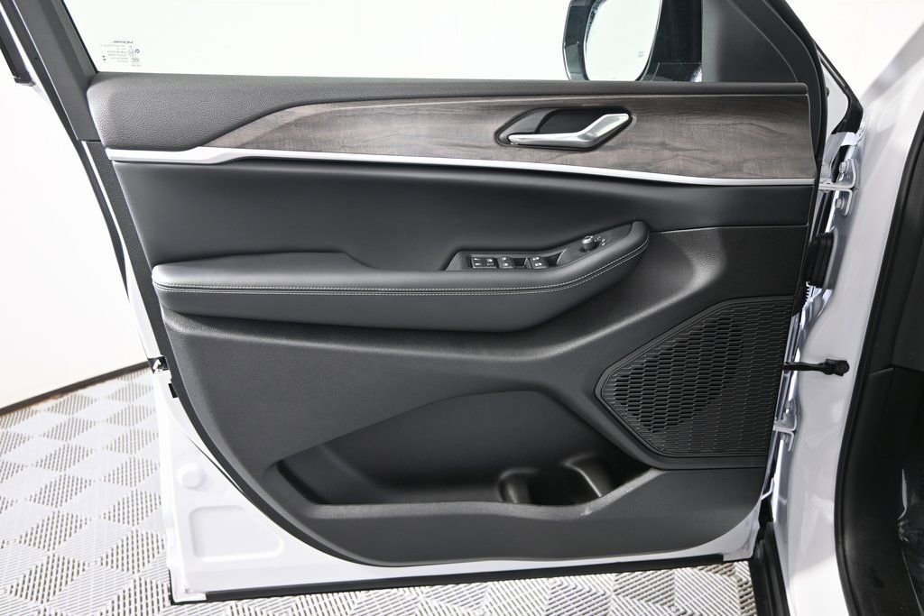 New 2026 Jeep Grand Cherokee Laredo image 18