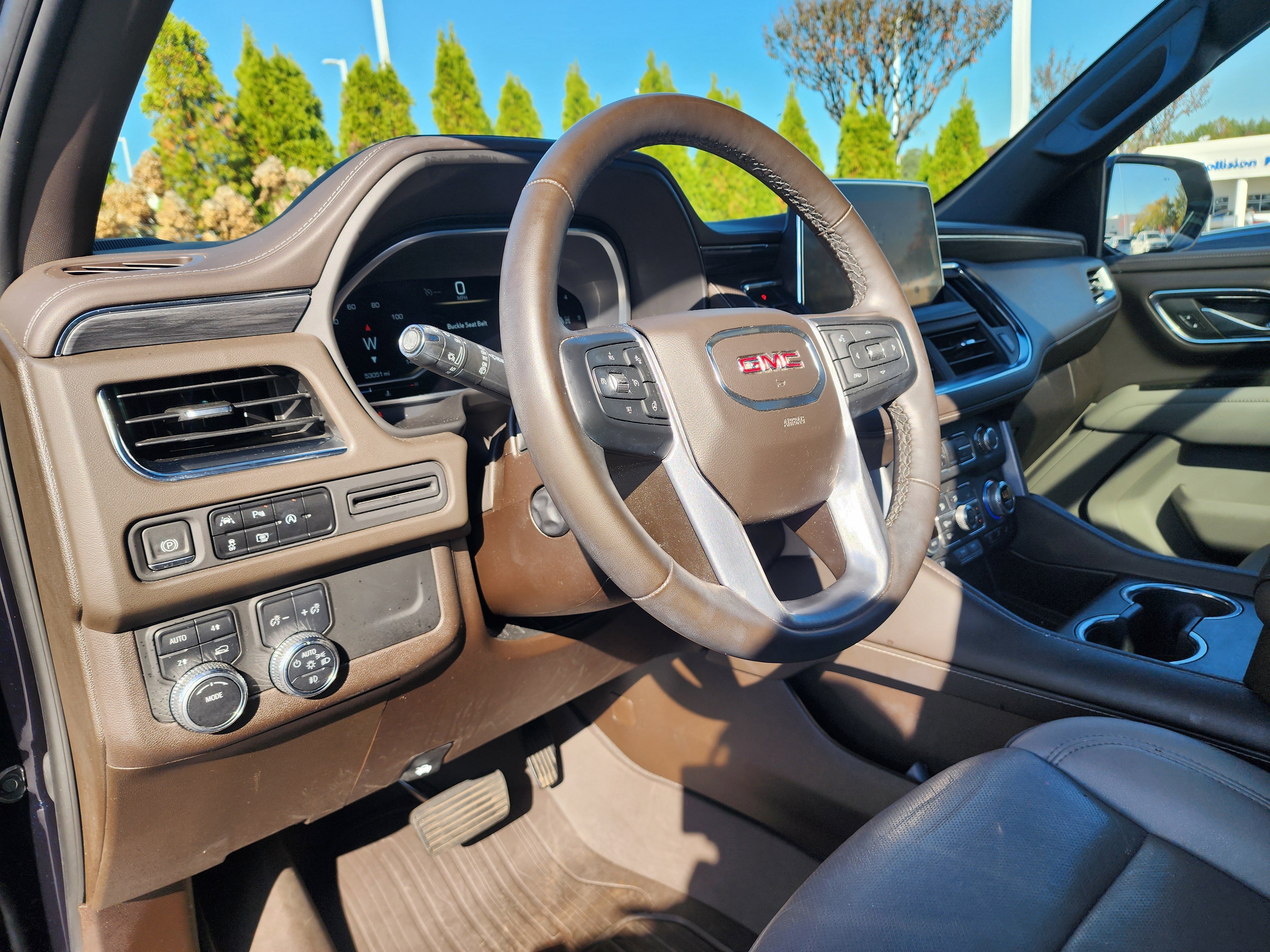 Used 2023 GMC Yukon XL SLT w/ SLT Premium Package image 25