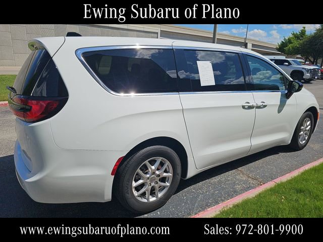Used 2024 Chrysler Pacifica Touring-L image 5